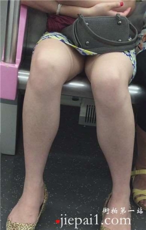 地铁上的包臀裙高跟女孩