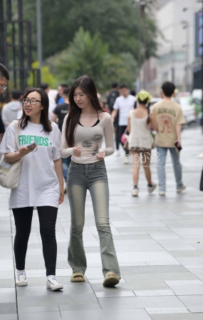 抓拍牛仔裤小姐姐