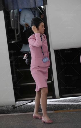 偶遇吉祥航空机组空姐一身粉灰丝可爱少女感 11P