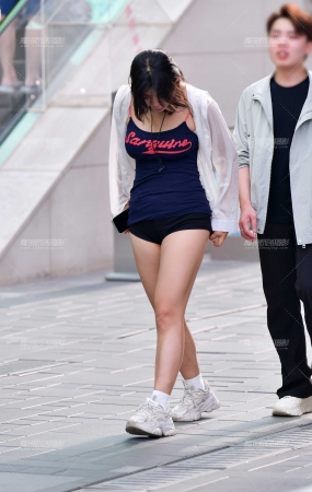 低头热裤美女