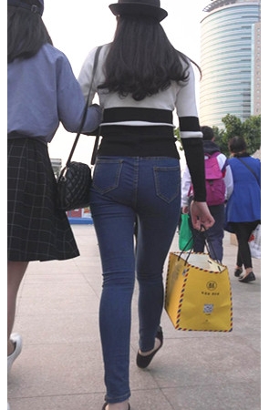 高挑黑色热裤美女