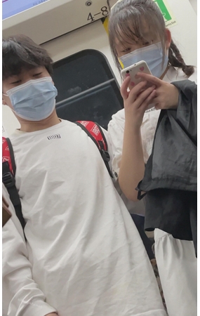 玩手机的白裙妹子