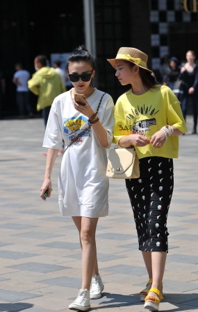 一对时尚闺蜜-9P