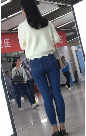 蓝色牛仔紧身裤小姐姐