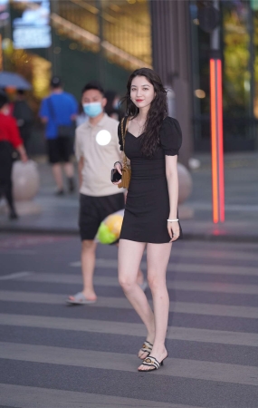甜美黑色连衣裙