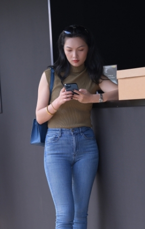 圆润紧牛的女子