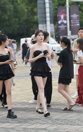 性感抹胸俩闺蜜