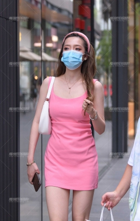 粉红色裙长腿美女