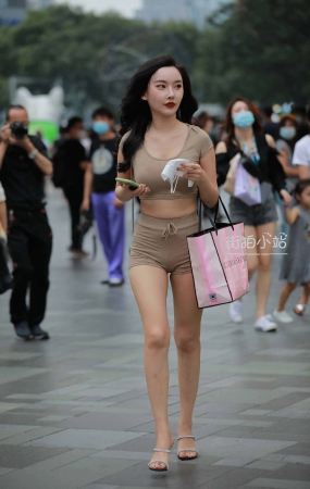 米色套装美女