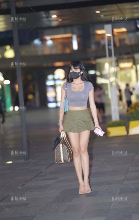 军绿色超短裙