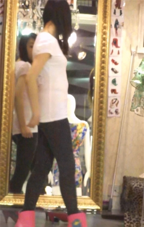 试穿黑色紧身裤的极品美女
