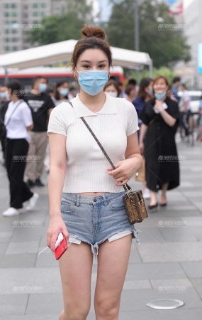 天生爱拍热裤美女~