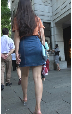 漂亮的牛仔裙小姐姐