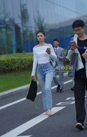 街拍牛仔裤马尾辫美眉