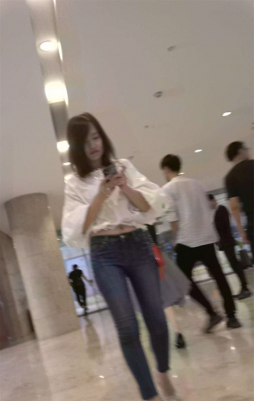 紧身蓝牛白衬衫街拍性感高跟鞋气质美女