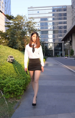 白衬衣黑短裙