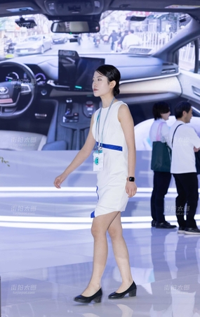 250425-3=42 25上海车展某展台的韵味礼仪前台们