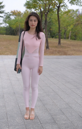 凉拖鞋黑色包臀美眉