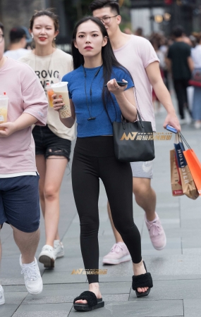 玩手机瑜伽裤美女