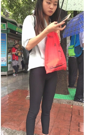 黑色紧身裤妹子