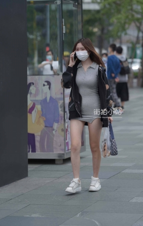 抓拍打电话的灰色短裙妹纸