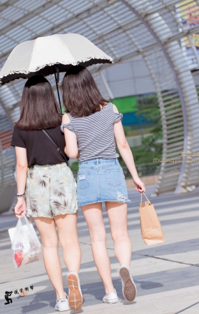牛仔短裙MM 露出小月牙