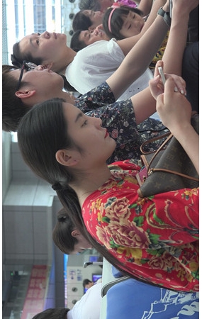 漂亮的红色花裙女孩