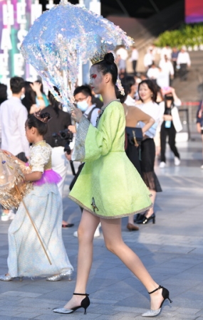 打伞绿色裙