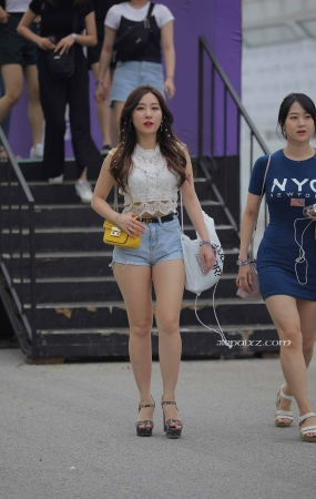 性感的热裤大长腿美眉