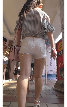 白色短裤紧身妹子
