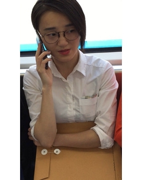 地铁拍摄白衬衫黑丝OL性感漂亮美女