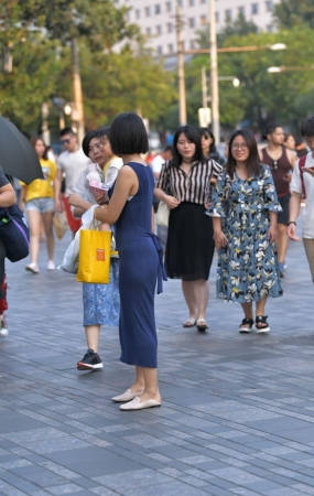蓝色长裙短发妹子