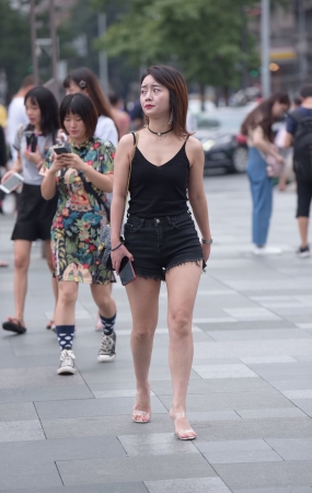 热裤美女