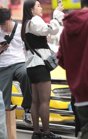 街拍黑丝少妇