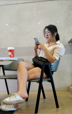 冒死拍到美人挑鞋