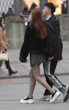街拍黑丝少妇