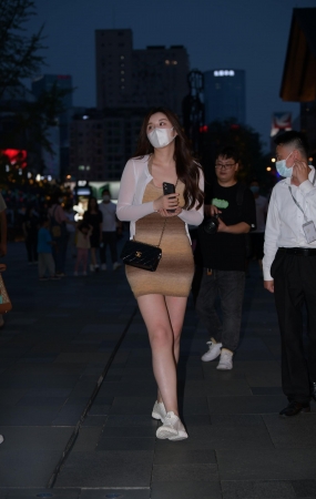 白皙美腿小姐姐