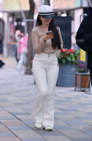 白色牛仔裤紧致美女