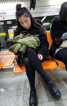 火车站候车的黑色丝袜短裙淡妆妹子
