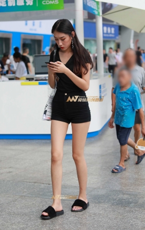 车展外的长腿妹纸