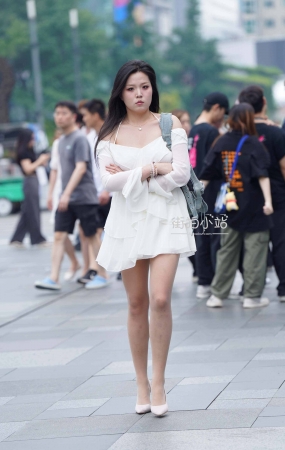 搭讪街拍丝腿女人