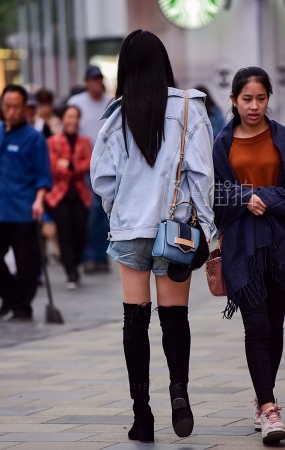 身材高挑的长腿筒靴美女-15P