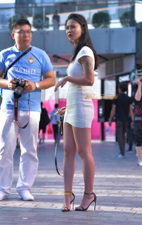 白色包臀裙长腿美女
