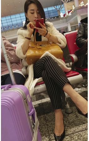 玩手机的美妇