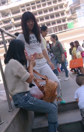 白色紧身裤美女
