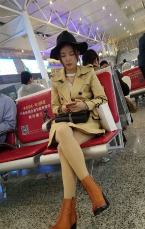 车站等车的肉色丝袜美腿极品漂亮女神
