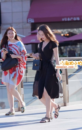街拍黑色长裙美眉