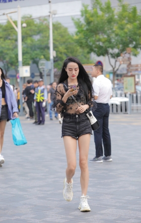 黑色热裤妹子