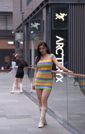 长靴短裙彩虹色