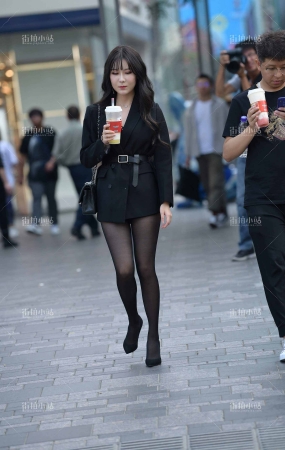 黑丝短裙妹子